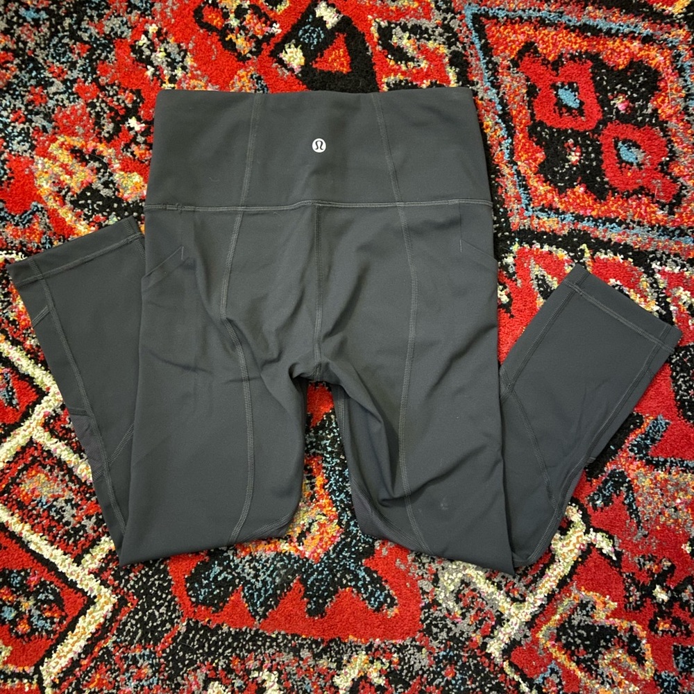 Lululemon Grey Cropped Leggings - Size 6 - Like NEW